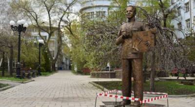 В Донецке установили памятник фотокорреспонденту Евгению Халдею