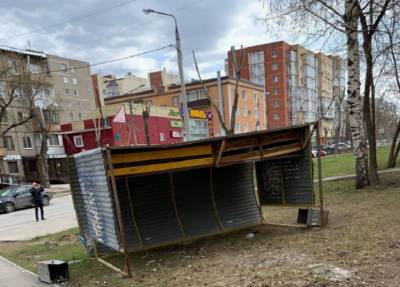 Из-за сильного ветра в Перми остановка упала на женщину, ее госпитализировали