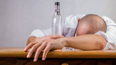 Специалист Минздрава РФ напомнил порядок лечения алкогольного отравления