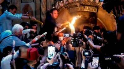 Паломники устроили давку за благодатным огнем в Храме Гроба Господня (видео)
