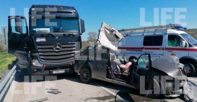 Один человек погиб в жёстком столкновении легковушки, грузовика и автобуса на Кубани