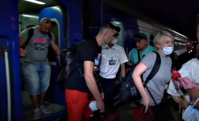 Масочный режим в Украине: полиция устроит рейды в поездах на майские праздники – что грозит нарушителям