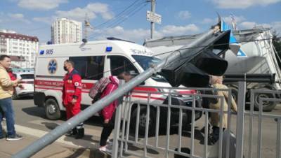 В Харькове на мужчину упал светофор: видео с места инцидента - 24tv.ua - Харьков