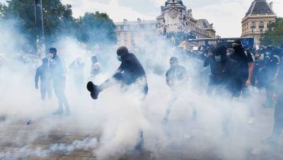 В Париже полиция применила слезоточивый газ против манифестантов