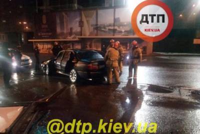 Авария в Киеве: авто с молодежью на скорости вылетело на встречную и "поцеловало" столб