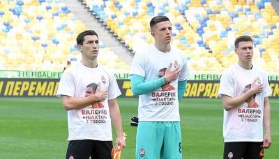 Футболисты Шахтера вышли на матч с Днепром-1 в футболках в поддержку Мораеса и Бондаря