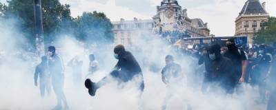 В Париже полицейские применили против манифестантов слезоточивый газ