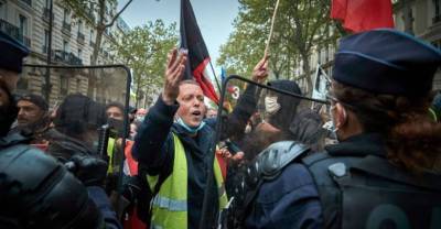 Во Франции "жёлтые жилеты" вышли на первомайские демонстрации и устроили стычки с силовиками