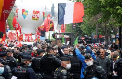 В Париже силовики начали аресты участников первомайских демонстраций