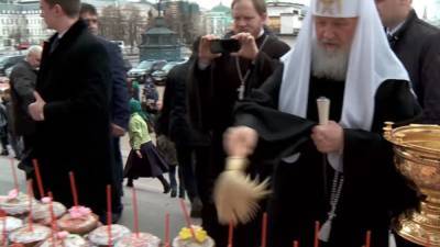Патриарх Кирилл принял участие в освящении куличей в Москве