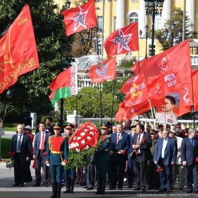 Члены ЦК КПРФ возложили цветы к Могиле Неизвестного Солдата