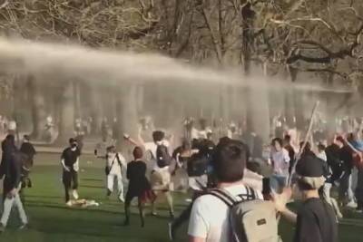 Полиция в Брюсселе водометами разогнала участников несанкционированного фестиваля