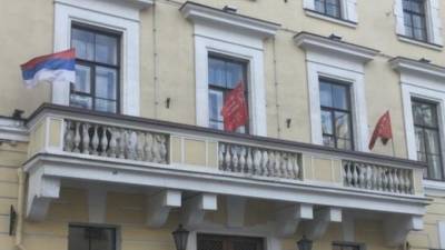 Петербург и Бугры встретили Первомай в цветах сербского флага