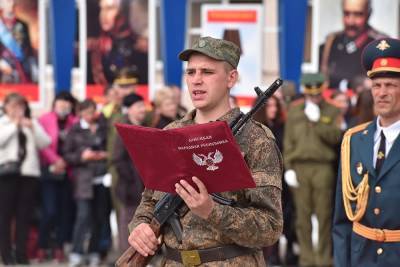 Первые призывники в армию ДНР приняли военную присягу