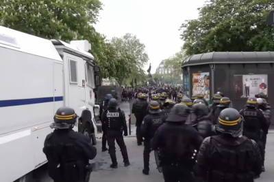 Полиция применила водометы против первомайской манифестации в Париже