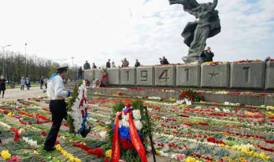Коронавирус не помеха. Ушаков призвал возложить цветы к памятнику Освободителям Риги