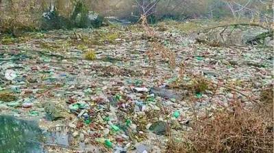 "Тонны пластика": 30-метровый "мусорный остров" образовался под Харьковом
