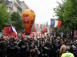 В Париже в ходе первомайской демонстрации произошли беспорядки. Прямой эфир