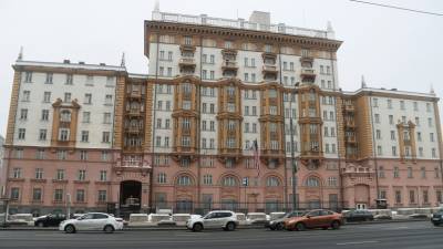 «Абсолютная архаика»: Захарова указала на подрыв США своей консульской работы в России