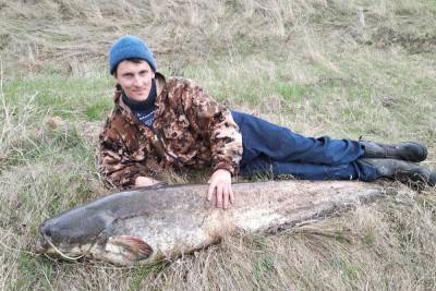 На реке Оке рязанец поймал сома размером с человека