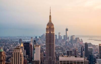 Верхушка Empire State Building подсвечена белым в честь юбилея здания