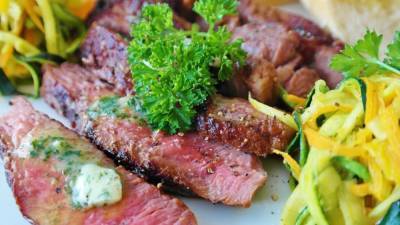 Чрезмерное употребление красного мяса может грозить развитием тромбоза