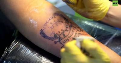 Немецкий турист привился в Москве "Спутником V" и увековечил это в татуировке