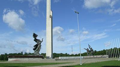 «Форменное безобразие»: как в День Победы в Латвии закрыли доступ к памятнику освободителям Риги