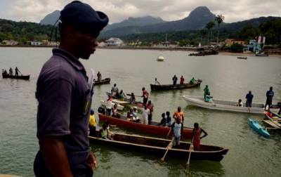 В Нигерии судно перевернулось у берега реки, десятки погибших