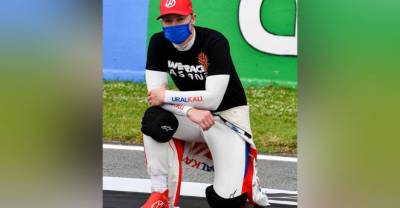 Мазепин встал на колено перед гонкой "Формулы-1", а затем объяснил этот поступок