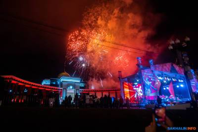Кремлевский оркестр и фейерверк завершили День Победы в Южно-Сахалинске