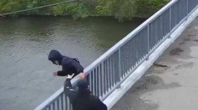 В Житомире полицейские силой спасли мужчину за секунду до прыжка с моста