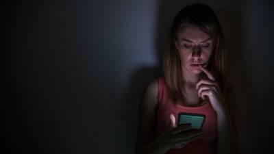 Американские ученые доказали бесполезность "ночного режима" в телефонах