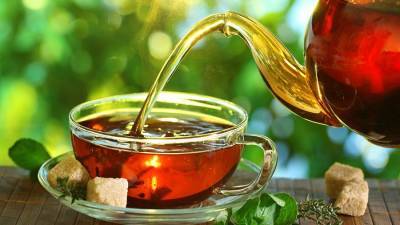 Диетолог рассказал об опасности чая с сахаром натощак