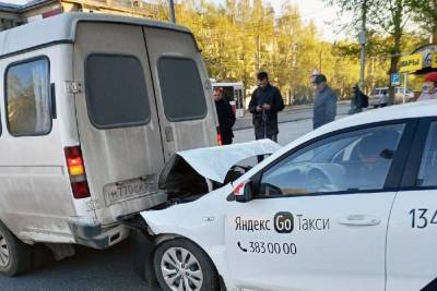 Такси врезалось в маршрутку на улице Ватутина в Новосибирске утром 10 мая