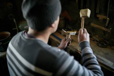 Карпатский мастер лелеет древнее семейное ремесло: колоритные фото, видео