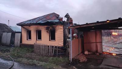 Пожар произошел в трех жилых домах в Омске