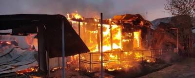 В Омске в ночь на 10 мая сгорели три частных дома