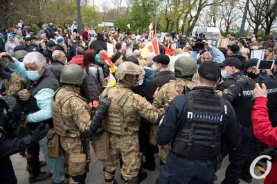 Цветы, драки и оркестр под балконом фронтовика: каким был в Одессе День Победы