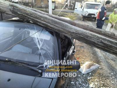 В Кузбассе деревянный столб упал на автомобиль