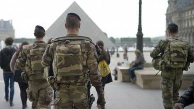 «Очевидное падение»: Французские военные написали новое письмо Макрону с предупреждением