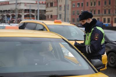 Авария с участием автомобиля такси произошла в Карамышевском проезде