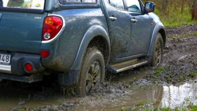Как вытащить застрявшую в грязи машину — ТОП-5 лайфхаков
