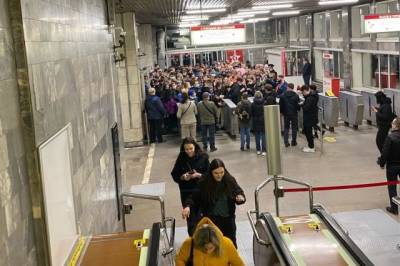 Новосибирцы устроили давку в метро после салюта в честь Дня Победы