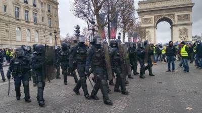 Военные Франции призвали власти предотвратить распад страны