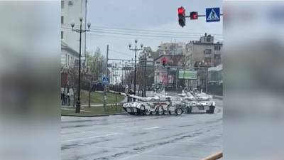 В Хабаровске танк зацепил светофор и попал на видео