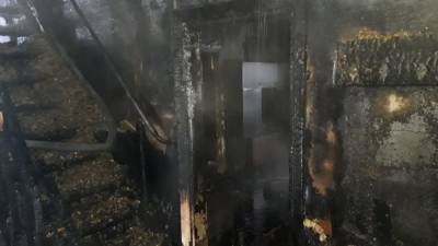 Спасатели нашли труп женщины после пожара в Южно-Сахалинске