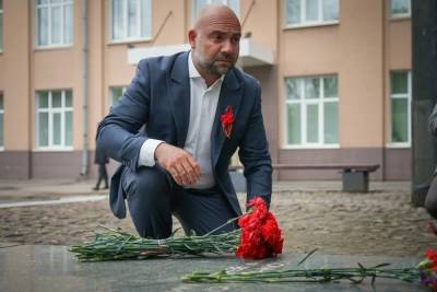 Телеведущий Тимофей Баженов возложил цветы к мемориалу труженикам «Станколита»