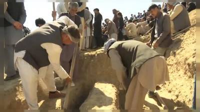 В Афганистане похоронили погибших при взрывах школьниц