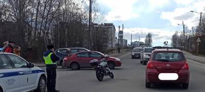 В Петрозаводске мотоциклист вылетел на встречку и столкнулся с легковушкой (ВИДЕО)